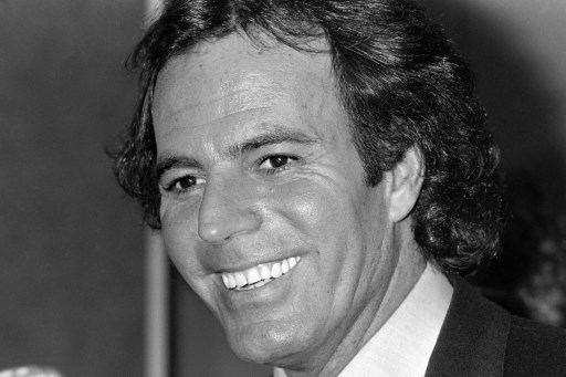 Portrait taken on September 18, 1981 shows Spanish singer Julio Iglesias during a press conference at the Palais des Congres, in Paris. AFP PHOTO PIERRE GUILLAUD / AFP PHOTO / PIERRE GUILLAUD