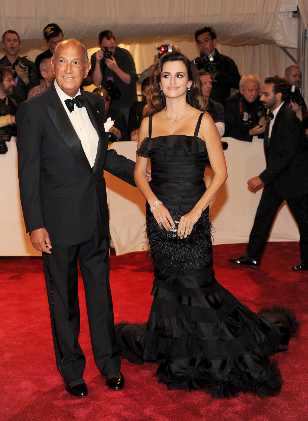 Designer Oscar de la Renta and actress Penelope Cruz attend the "Alexander McQueen: Savage Beauty" Costume Institute Gala at The Metropolitan Museum of Art on May 2, 2011 in New York City. (Photo by Larry Busacca/Getty Images North America)